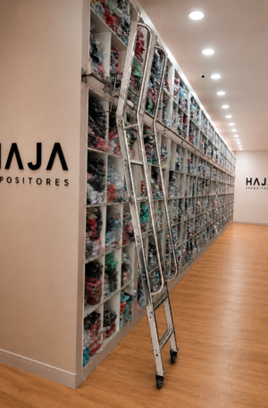 Escada Deslizante -Estante- HAJA – Trilho Aéreo com Rodízios