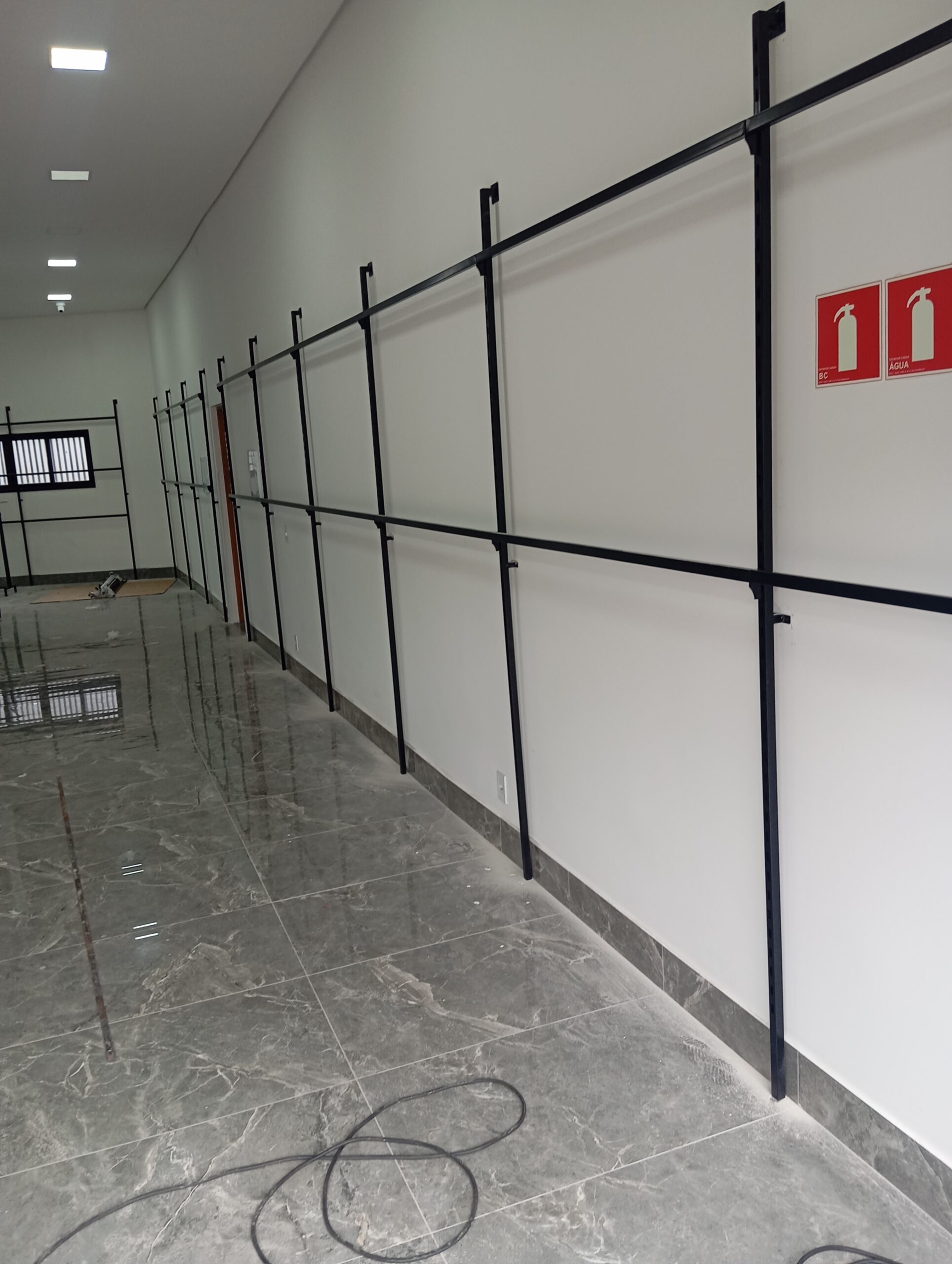 Sistema Modular Haja com colunas e com réguas horizontais de 120 cm