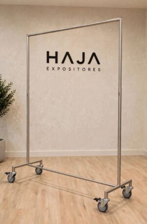 Arara Hospitalar de Inox Reforçada com Rodas de 2 metros de altura por 1.80 metros de largura em aço inoxidável AISI 304, com base larga reforçada e rodinhas de alta performance, posicionada em showroom elegante com o logotipo da HAJA Expositores ao fundo.